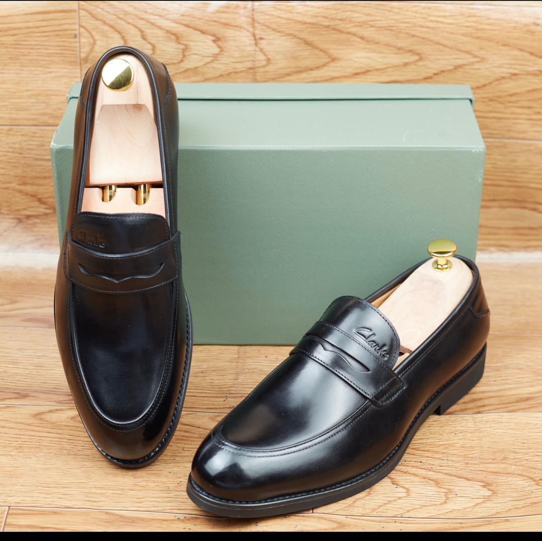Mocassin classique (marque Clarks) en cuir style penny loafer