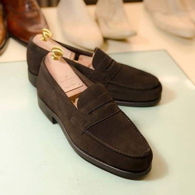 Mocassins en daim marron foncé