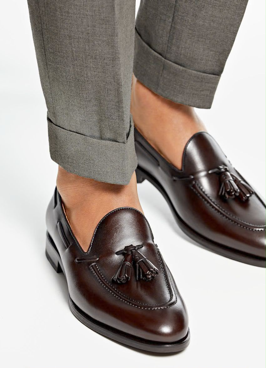 Paire de mocassins à pampilles (tassel loafers) en cuir de veau marron foncé de la marque Suitsupply.