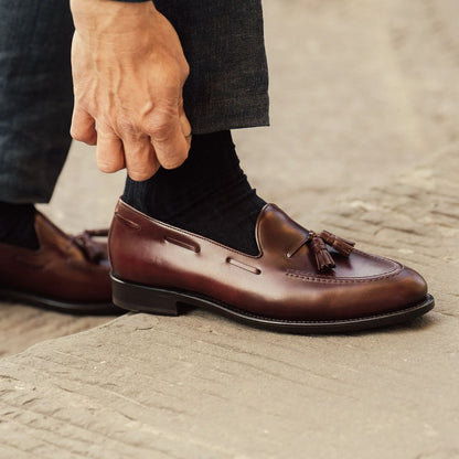 Paire de mocassins à pampilles (tassel loafers) en cuir de veau marron foncé de la marque Suitsupply.