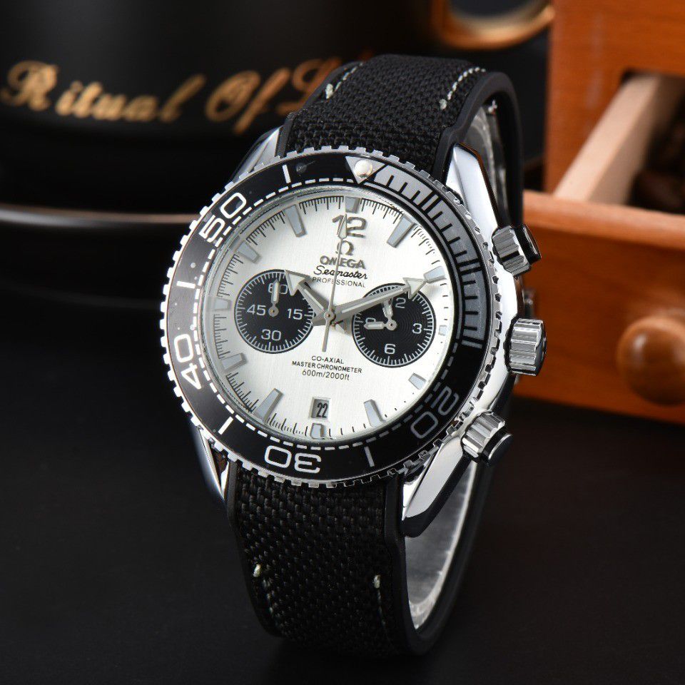 Montre OMEGA Seamaster Planet
Ocean 600M Co-Axial Master Chronometer
Chronograph