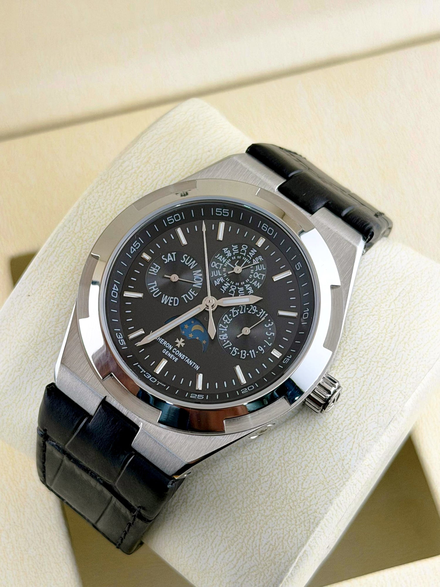 Montre Vacheron Constantin Overseas Quantième Perpétuel Ultra-Plate (référence 4300V).