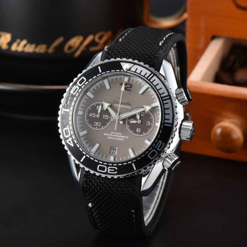 Montre OMEGA Seamaster Planet
Ocean 600M Co-Axial Master Chronometer
Chronograph