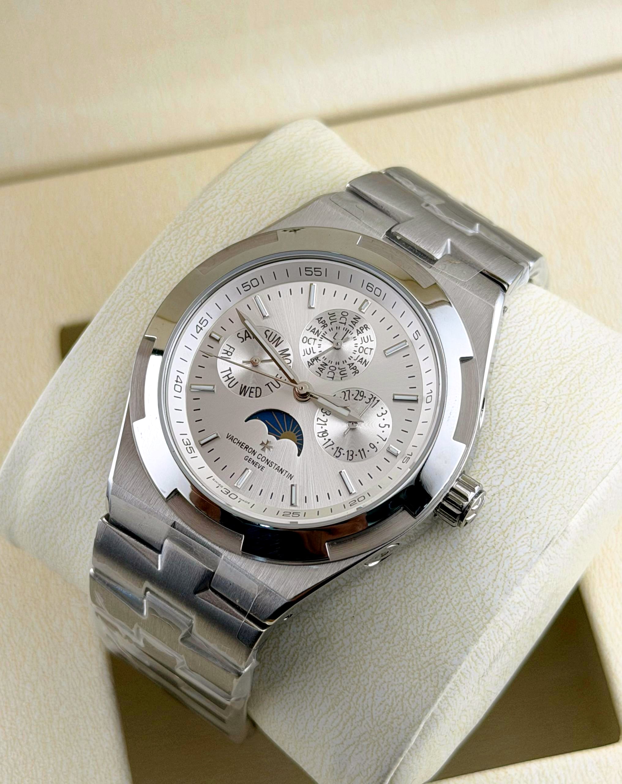 Montre Vacheron Constantin Overseas Quantième Perpétuel Ultra-Plate (référence 4300V).