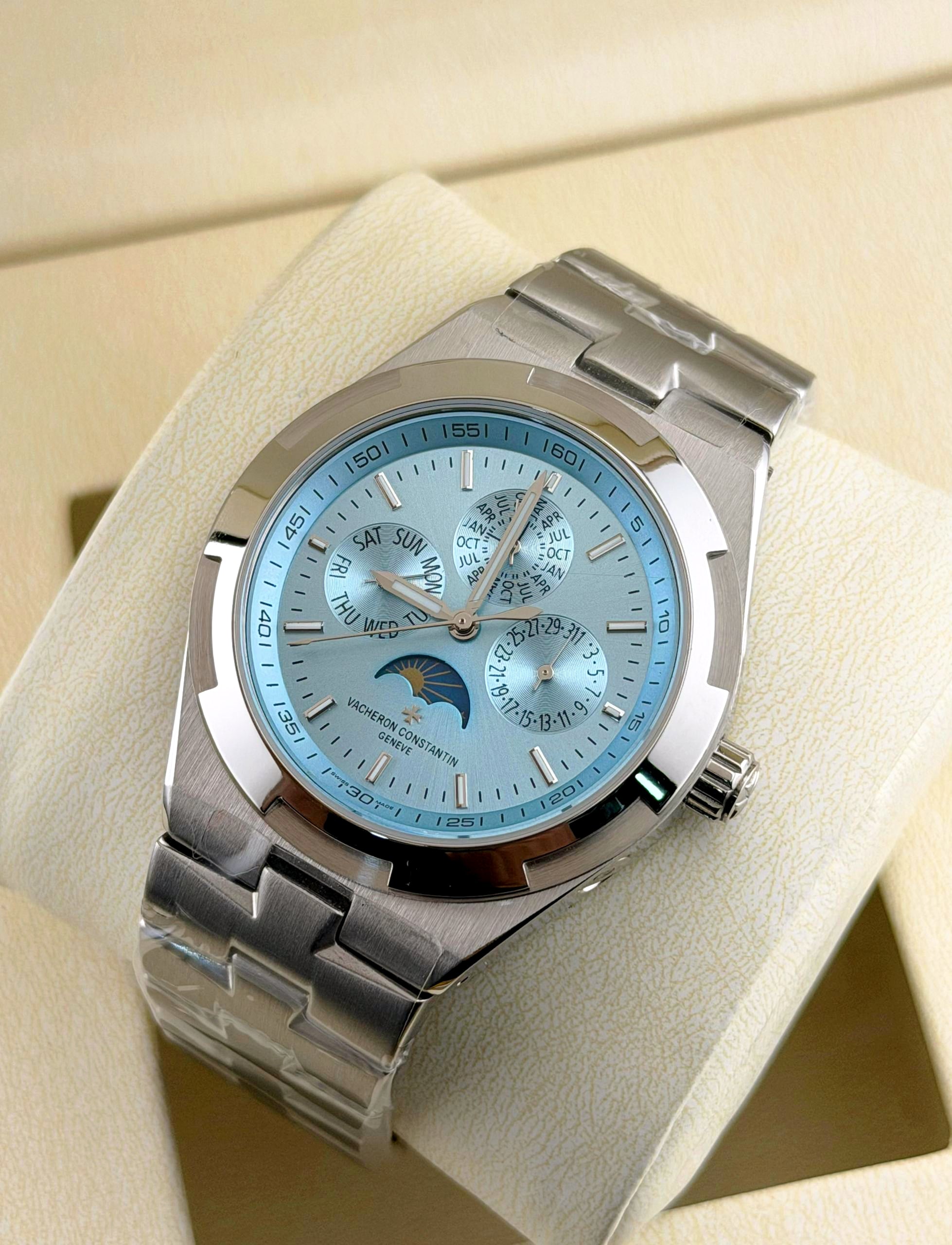 Montre Vacheron Constantin Overseas Quantième Perpétuel Ultra-Plate (référence 4300V).