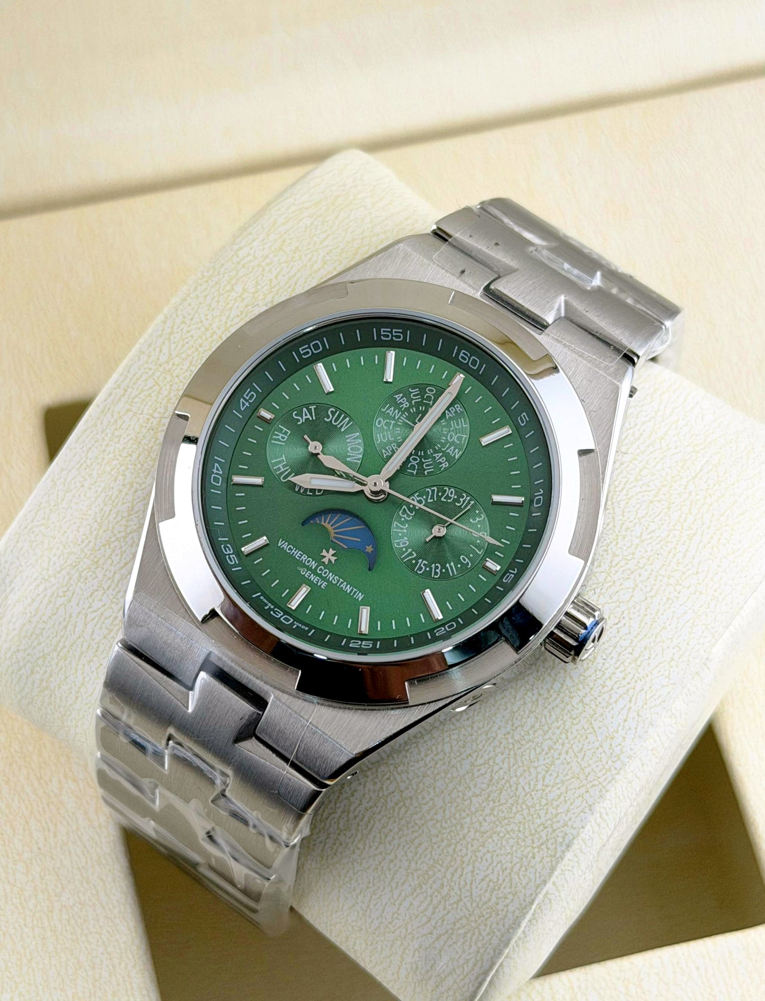 Montre Vacheron Constantin Overseas Quantième Perpétuel Ultra-Plate (référence 4300V).