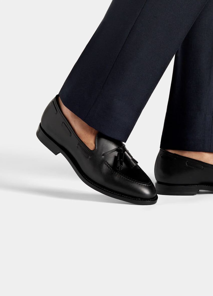 Paire de mocassins à pampilles (tassel loafers) en cuir de veau noires de la marque Suitsupply.