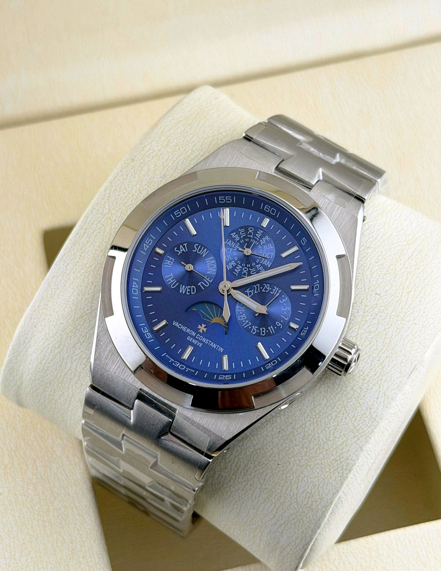 Montre Vacheron Constantin Overseas Quantième Perpétuel Ultra-Plate (référence 4300V).