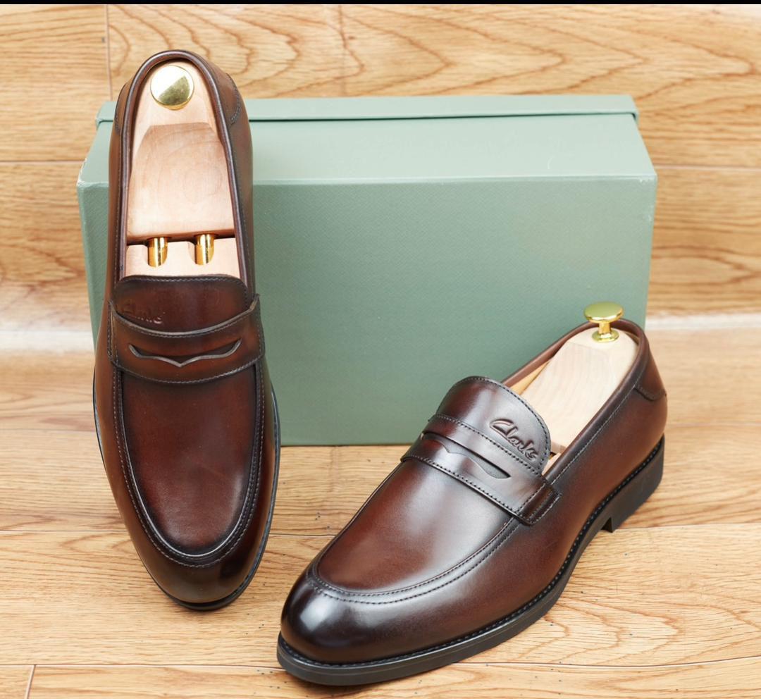 Mocassin classique (marque Clarks) en cuir style penny loafer