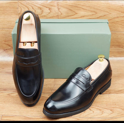 Mocassin classique (marque Clarks) en cuir style penny loafer