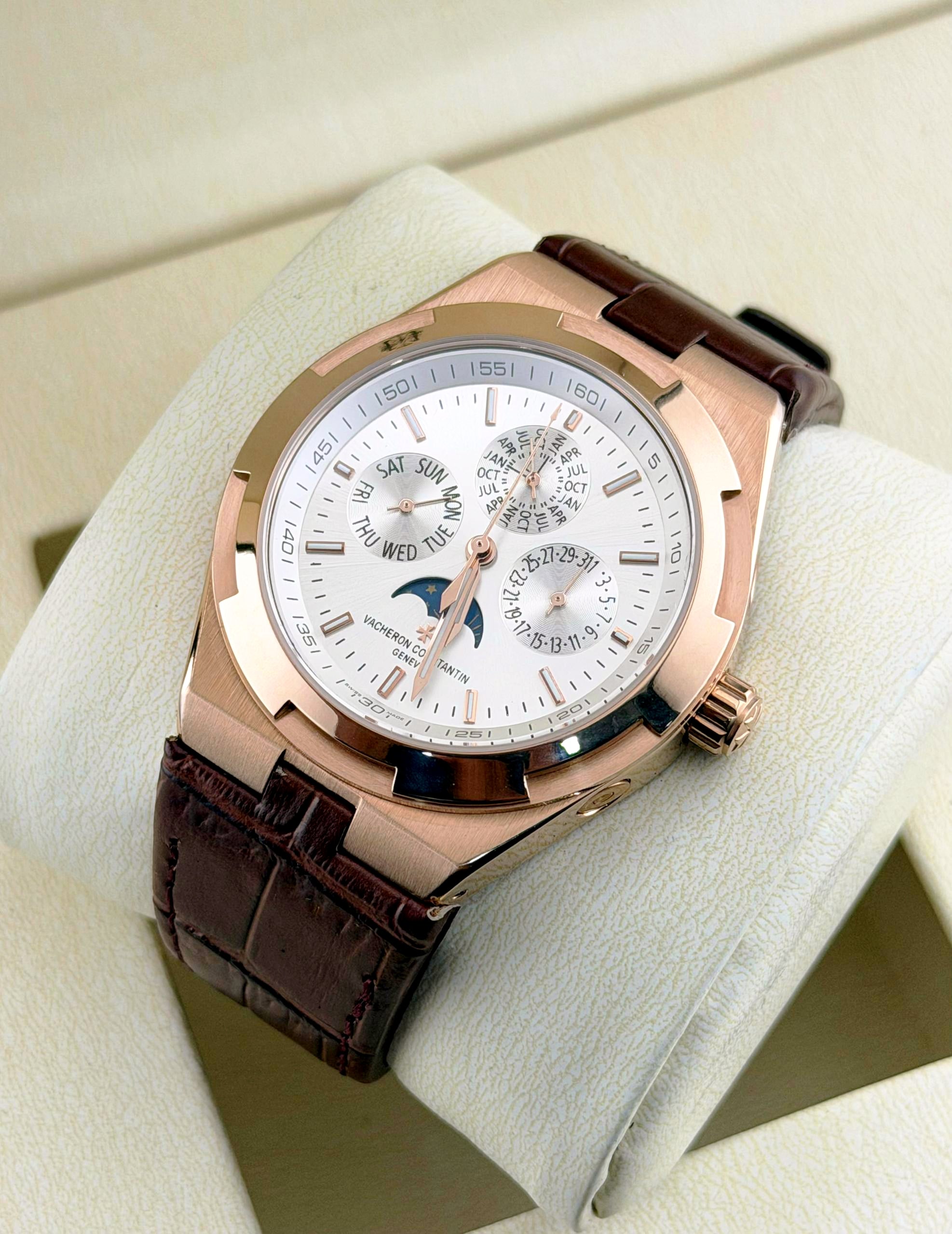 Montre Vacheron Constantin Overseas Quantième Perpétuel Ultra-Plate (référence 4300V).
